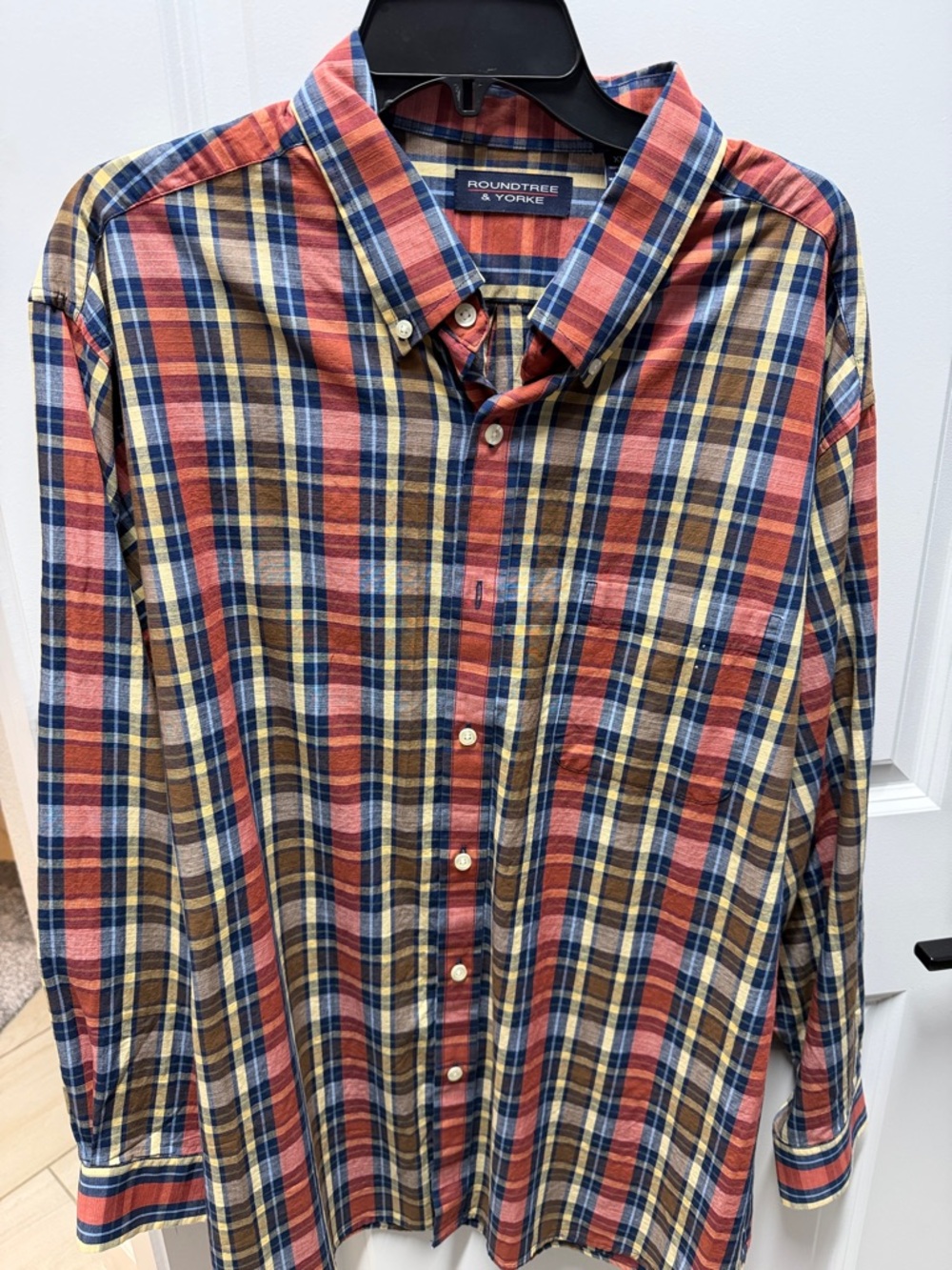Roundtree & Yorke Men's Multicolor Plaid Button-Down Shirt